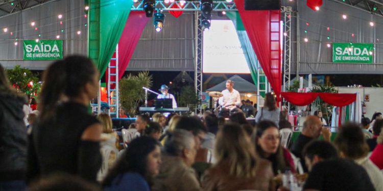 Fundo Social arrecada 1.043 Kg de alimentos no estacionamento solidário do Festival Italiano 2022