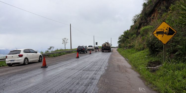 Atendendo pedido do prefeito Felipe Augusto, a obra de recuperação da rodovia SP-55 passa ser feita em período noturno.