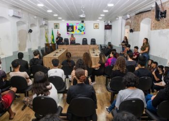 Alunos da EM Henrique Botelho visitam plenário da Câmara Municipal