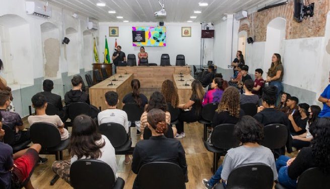Alunos da EM Henrique Botelho visitam plenário da Câmara Municipal