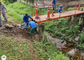 Prefeitura de São Sebastião realiza limpeza e drenagem com maquinário em córrego na Enseada