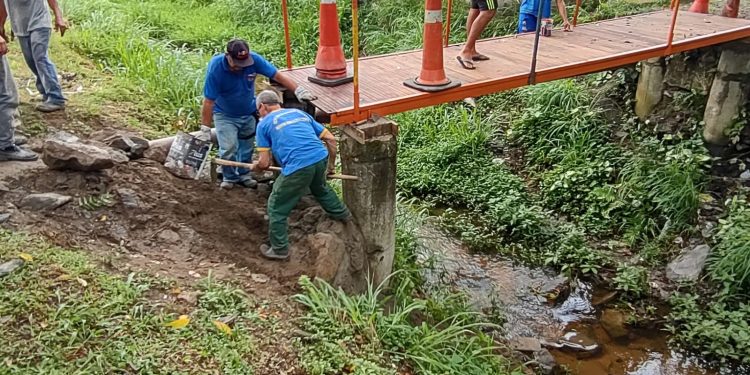 Prefeitura de São Sebastião realiza limpeza e drenagem com maquinário em córrego na Enseada