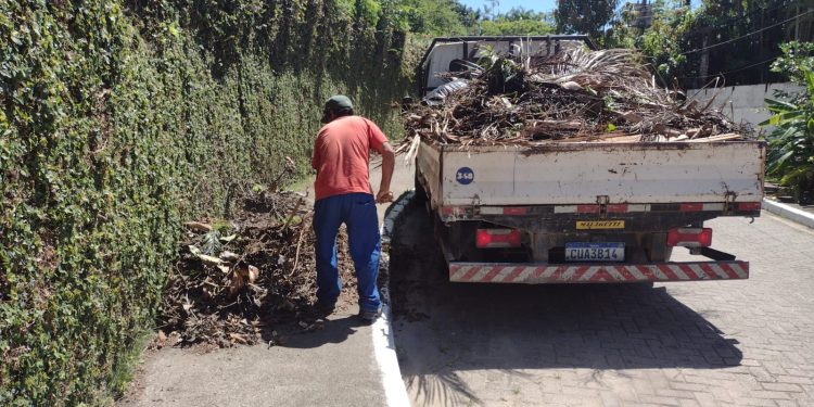 Prefeitura realiza limpeza e remoção mecanizada de entulhos nos bairros da Costa Norte