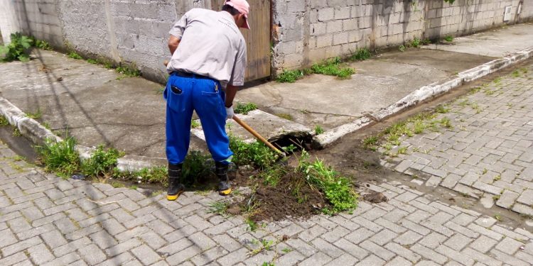 Prefeitura segue com serviços de limpeza e manutenção em ruas da Costa Norte