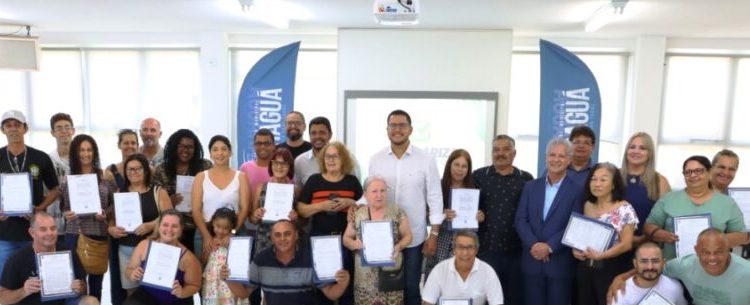 Moradores dos Núcleos Dona Jô e Jardim Atlântico recebem títulos e Prefeitura já soma 2.686 escrituras entregues desde 2017