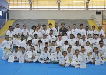 Festival de Taekwondo gradua alunos de várias idades no Ginásio da Topolândia