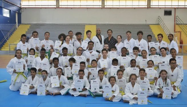 Festival de Taekwondo gradua alunos de várias idades no Ginásio da Topolândia