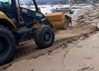 Após ressaca, Prefeitura de Caraguatatuba realiza força-tarefa de limpeza nas praias