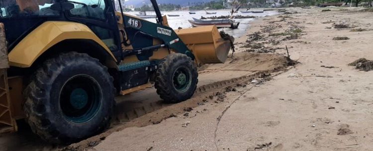 Após ressaca, Prefeitura de Caraguatatuba realiza força-tarefa de limpeza nas praias
