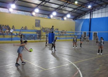 Torneio Gigantes do Vôlei arrecada cerca de 200kg de ração com inscrições