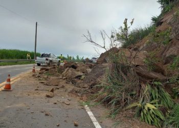 Deslizamento provoca interdição em meia pista na rodovia SP-55 no trecho da serrinha entre os bairros Enseada e Cigarras