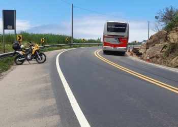 Trecho da serrinha na Rodovia SP-55 é liberado para tráfego após DER remover material que deslizou da encosta