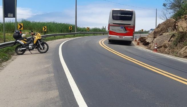 Trecho da serrinha na Rodovia SP-55 é liberado para tráfego após DER remover material que deslizou da encosta
