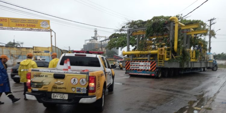 Prefeitura de São Sebastião autua empresa que causou prejuízos por transporte de carga de grande porte