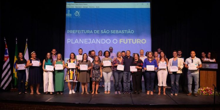 Prefeitura faz entrega de certificados a alunos dos cursos realizados pela Escola de Governo e Gestão em 2022