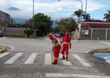 Prefeitura implanta faixas de pedestre em ruas de Barequeçaba e revitaliza placas de trânsito   