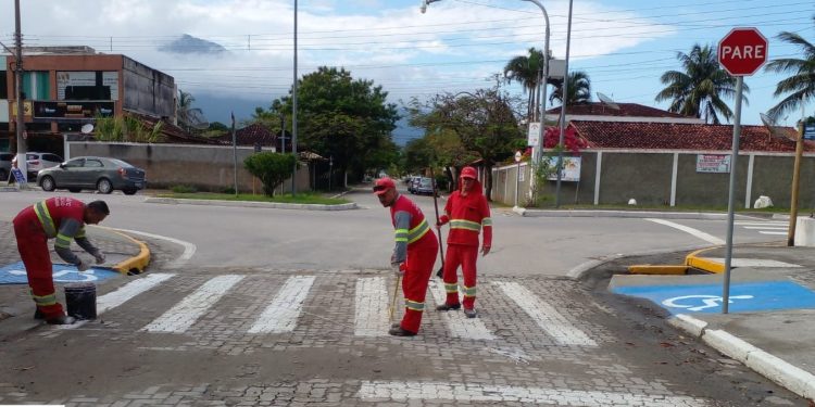 Prefeitura implanta faixas de pedestre em ruas de Barequeçaba e revitaliza placas de trânsito   