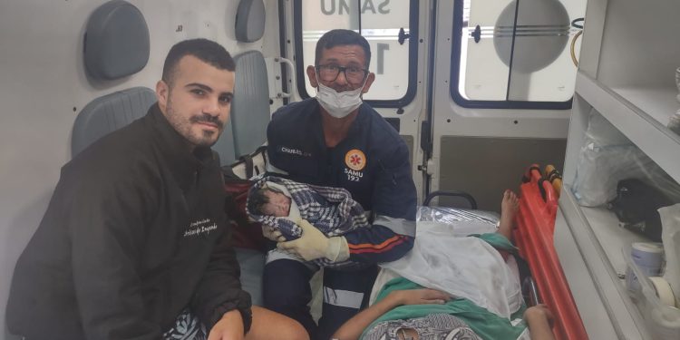 Socorristas do SAMU realizam parto dentro da ambulância