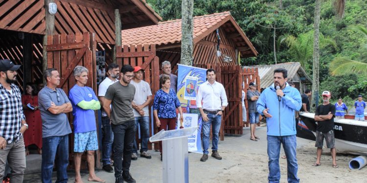 Prefeitura entrega dois ranchos à comunidade pesqueira de Paúba