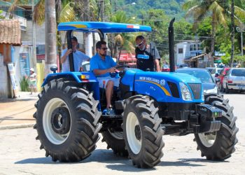 Prefeitura entrega trator à comunidade pesqueira de Boiçucanga   
