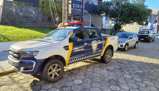 Polícia Municipal de São Sebastião prende homem por embriaguez ao volante após colisão