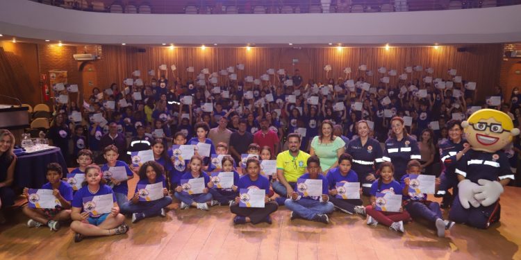 Prefeito Felipe Augusto participa da entrega do certificado do Samuzinho na Escola 
