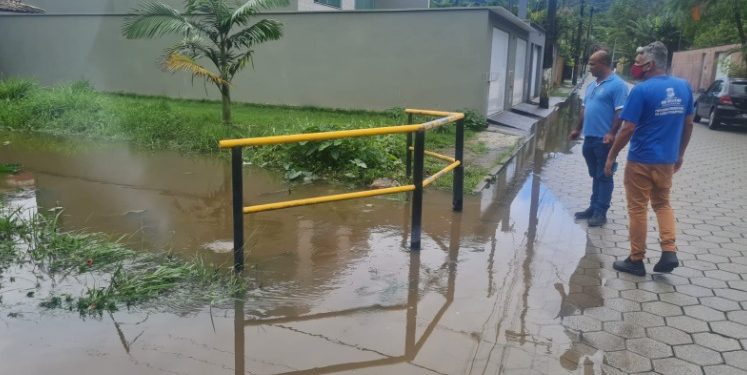 Chuva causa pontos de alagamento em São Sebastião