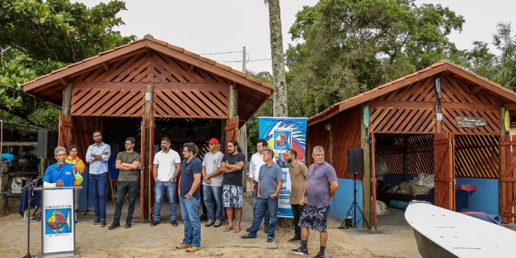 Prefeito Felipe Augusto entrega dois ranchos de pesca para atender a comunidade de Paúba
