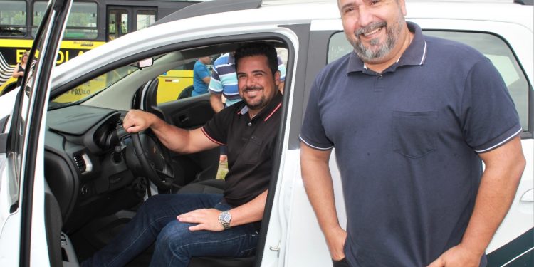 Felipe Augusto entrega veículos e móveis à APAE de São Sebastião 