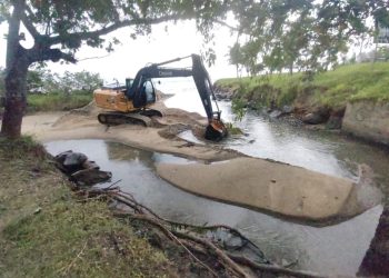 Regional Costa Norte efetua desobstrução de bancos de areia na Enseada
