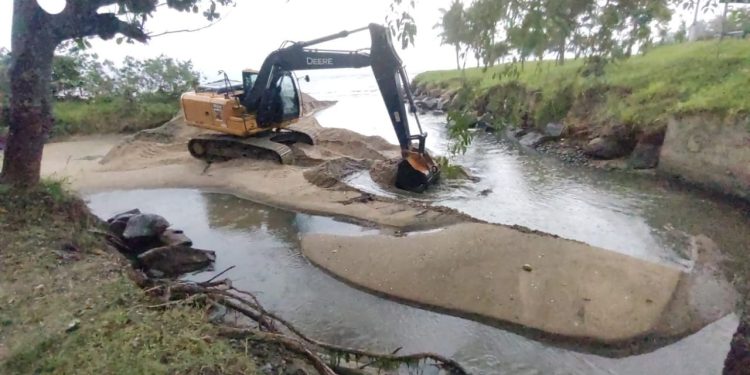 Regional Costa Norte efetua desobstrução de bancos de areia na Enseada