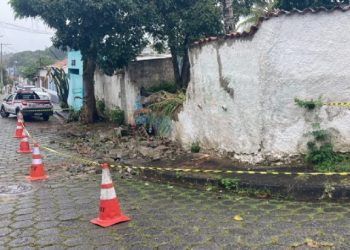 Temporal derruba muro no bairro São Francisco; não houve vítimas
