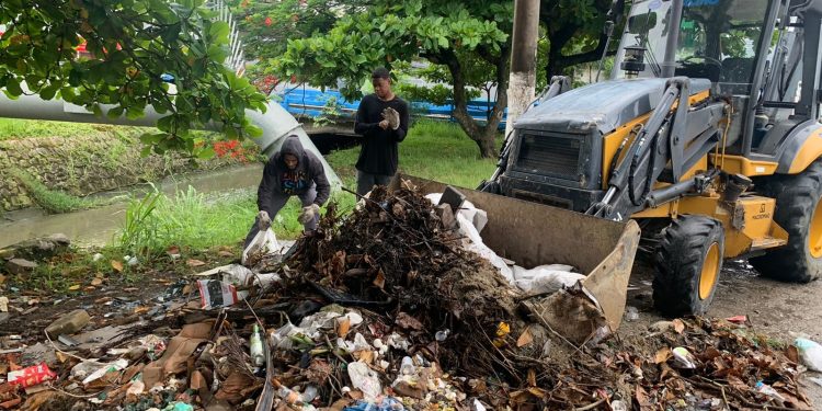 Prefeitura de São Sebastião realiza serviço de cata-cata na região central e alerta sobre descarte irregular de entulhos