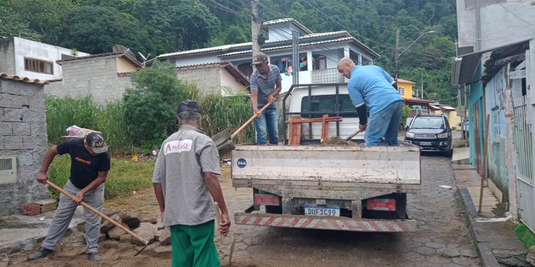 Prefeitura de São Sebastião realiza mutirão de limpeza na Topolândia, Itatinga e Olaria