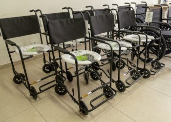 Cadeiras de rodas e de banho são adquiridas por meio da Campanha Lacre e Amor em São Sebastião