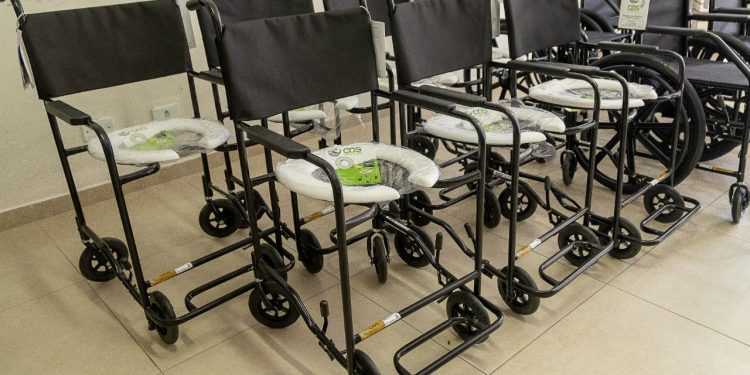 Cadeiras de rodas e de banho são adquiridas por meio da Campanha Lacre e Amor em São Sebastião