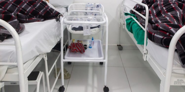 Hospital de Clínicas de São Sebastião adquire berços neonatais com rodízios e camas automatizadas