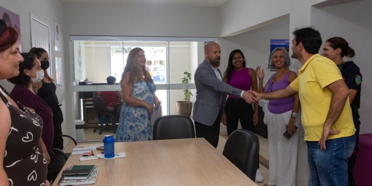 Delegacia da Mulher visita Casa PodeRosa para selar parceria no atendimento às vítimas de violência doméstica