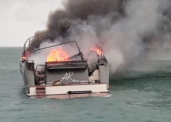 Lancha pega fogo em Maresias e passageiros e tripulação da embarcação são socorridos, sem vítima, pelo Posto de Bombeiros