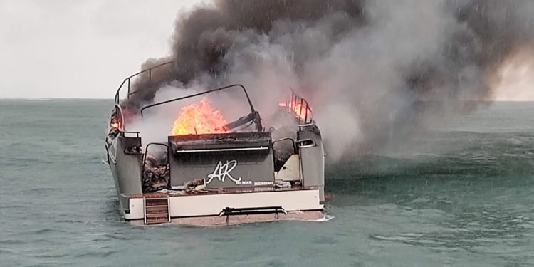 Lancha pega fogo em Maresias e passageiros e tripulação da embarcação são socorridos, sem vítima, pelo Posto de Bombeiros