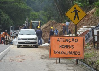 Obra na encosta do Morro do Esquimó, em São Sebastião, está com mais de 60% de execução
