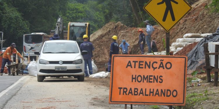 Obra na encosta do Morro do Esquimó, em São Sebastião, está com mais de 60% de execução
