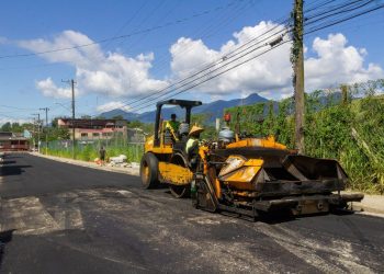 Prefeitura avança com asfaltamento na Rua Benedito Pedro dos Santos e prepara primeira camada na Júlio Prestes