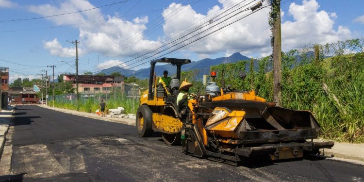 Prefeitura avança com asfaltamento na Rua Benedito Pedro dos Santos e prepara primeira camada na Júlio Prestes