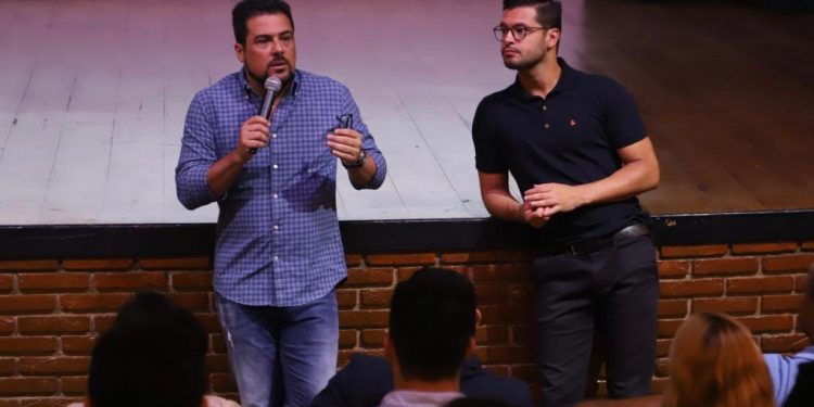 Prefeito Felipe Augusto reúne-se com secretários para planejar e definir as ações de 2023