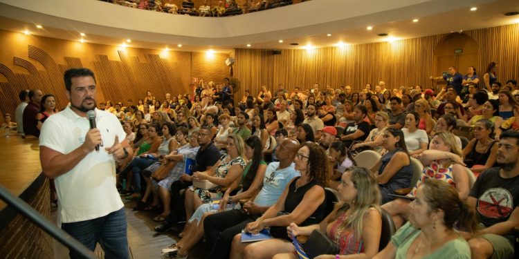 Prefeito Felipe Augusto recebe 430 novos servidores aprovados em concurso público