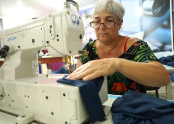 Costureiras do CIP confeccionam 700 conjuntos esportivos para alunos das Escolinhas Esportivas