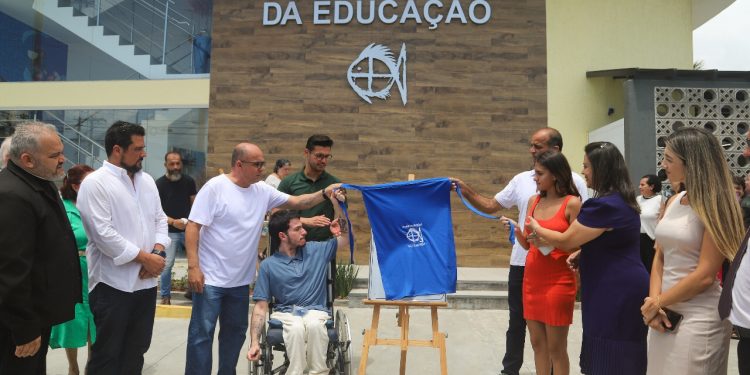 Prefeito Felipe Augusto entrega novo prédio da Secretaria de Educação 