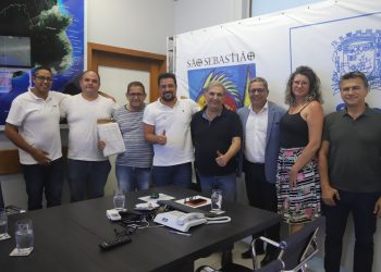 Prefeito Felipe Augusto intermedia reunião que definiu reajuste salarial para motoristas da empresa SOU