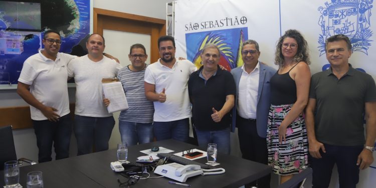Prefeito Felipe Augusto intermedia reunião que definiu reajuste salarial para motoristas da empresa SOU